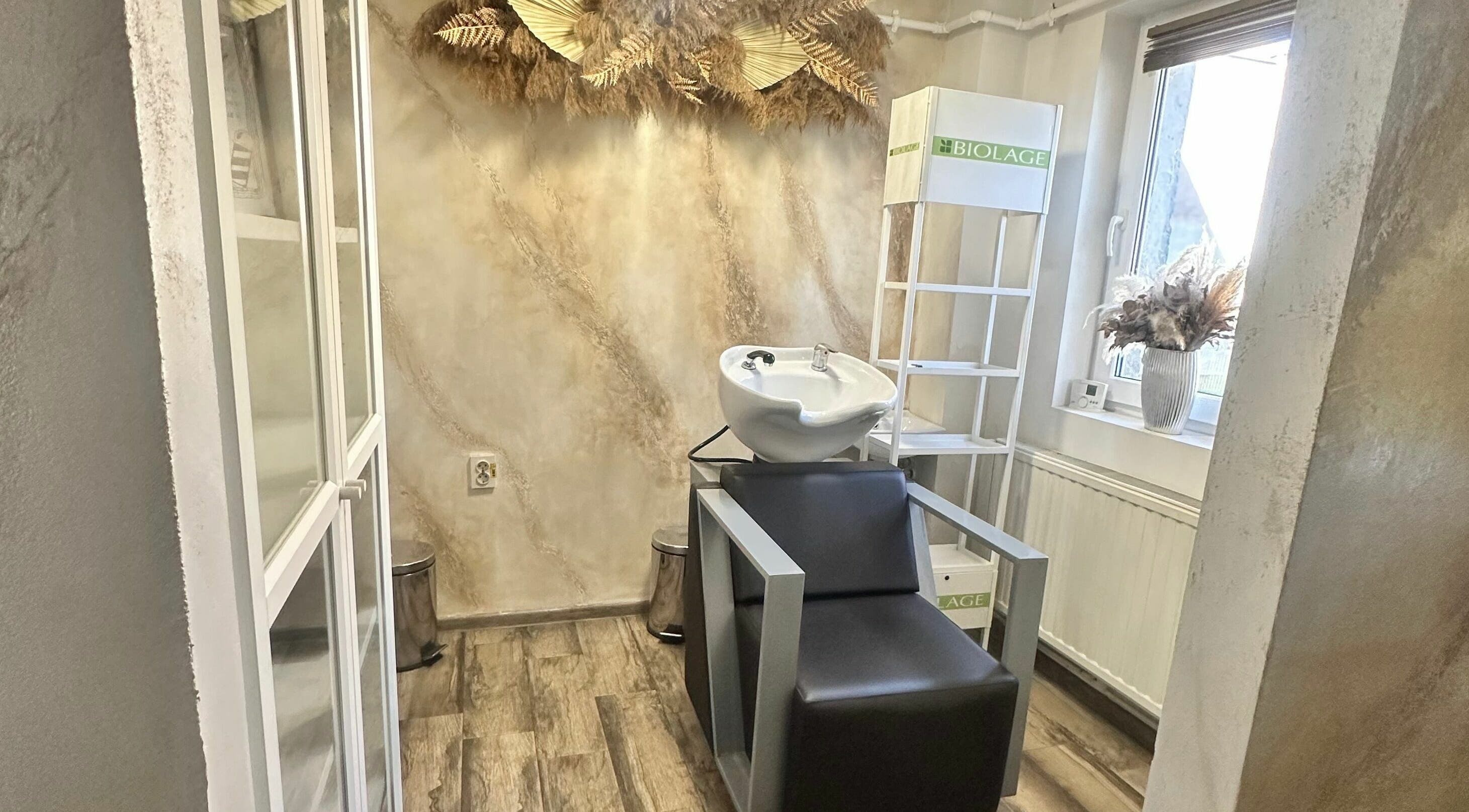 Interior modern la Ritual Cosmetic Salon, Hațeg, România, RO cu chiuvetă elegantă și decor natural.