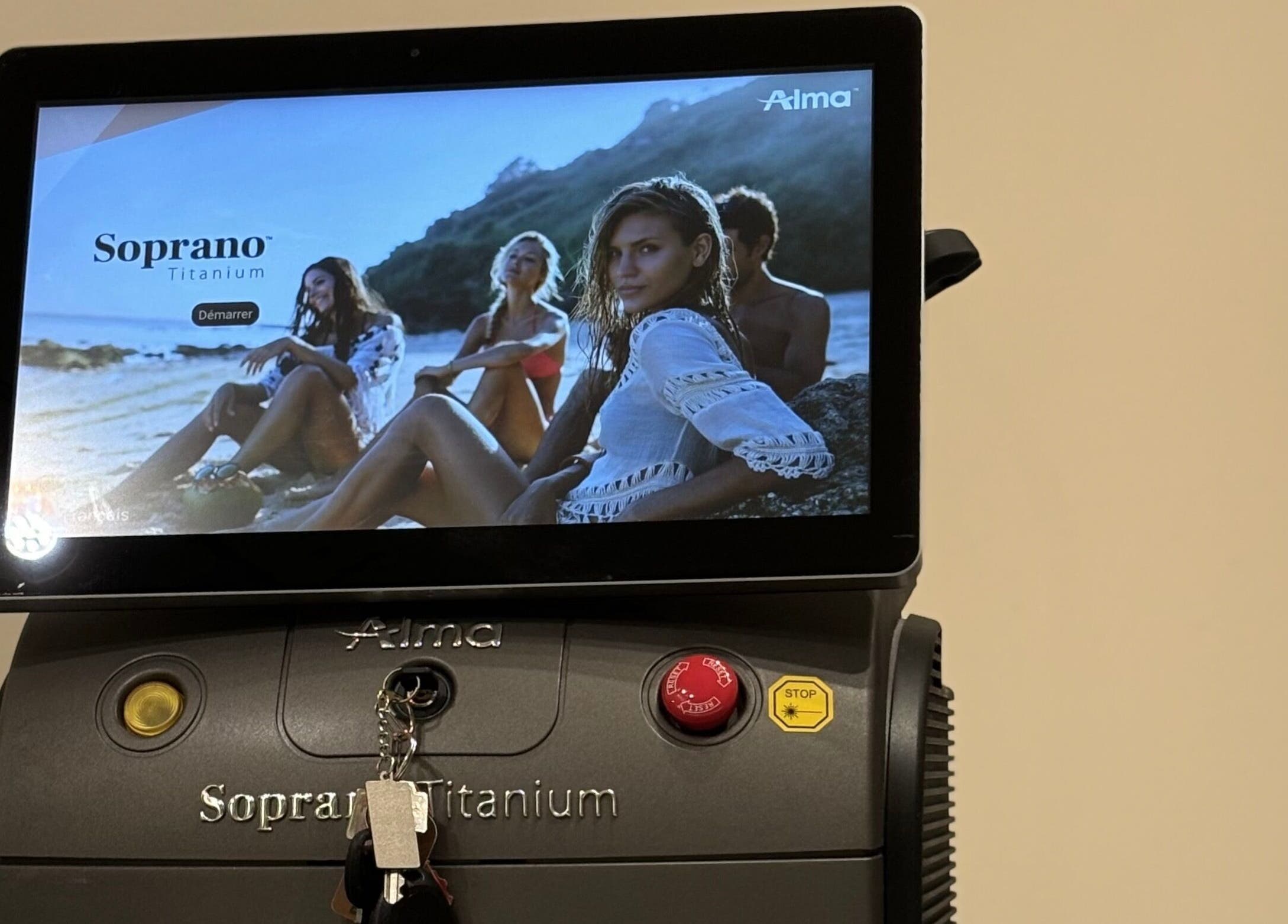 Soprano Titanium chez ELORA Laser à Laval, Québec, CA. Technologie laser avancée pour soins esthétiques.