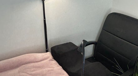 Cozy treatment area with black chair and soft pink blanket at LuxeLashUk, Hornchurch, England, GB.