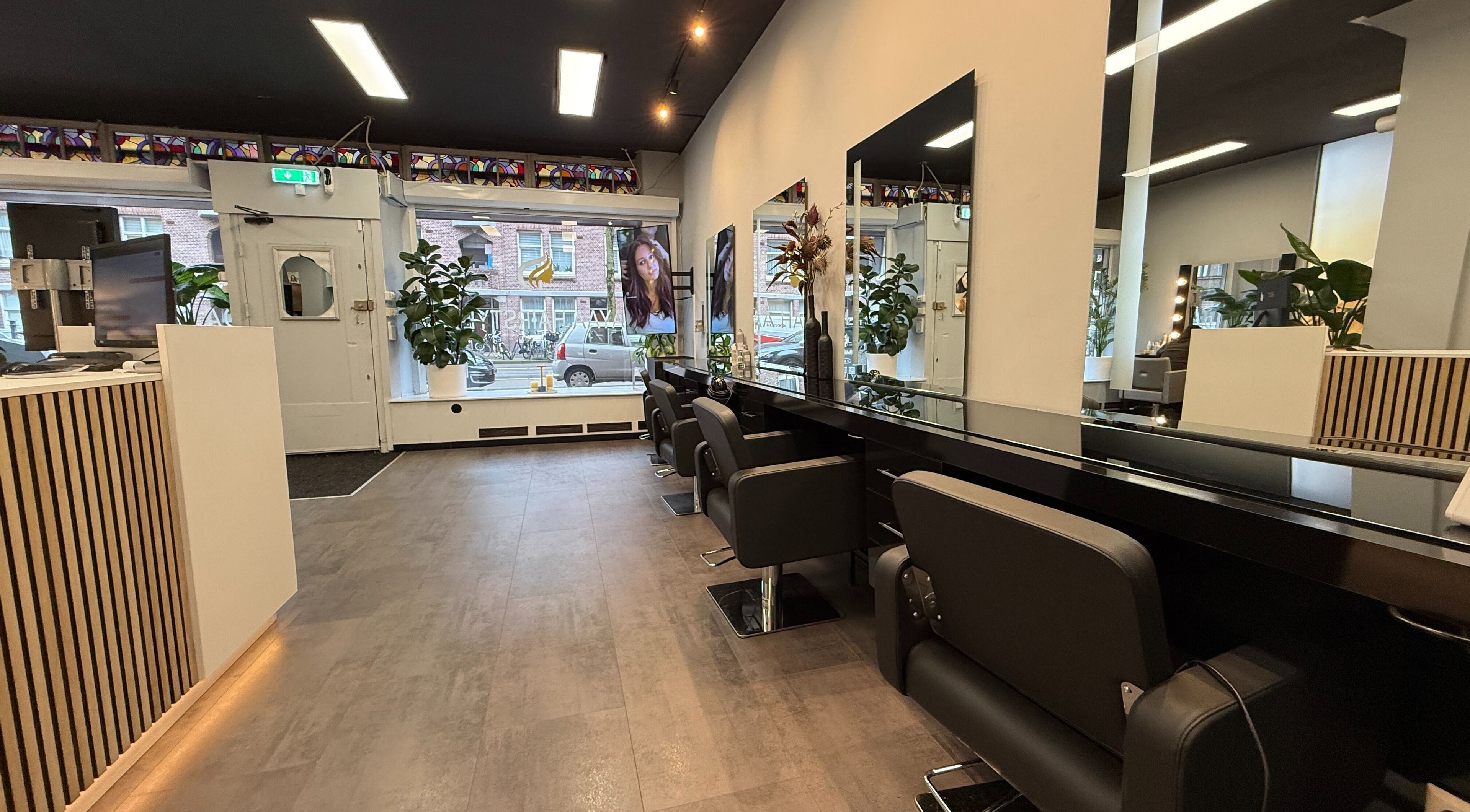 Interieur van Dayaa Hairstyling in Amsterdam, Noord-Holland, NL met stijlvolle kappersstoelen.