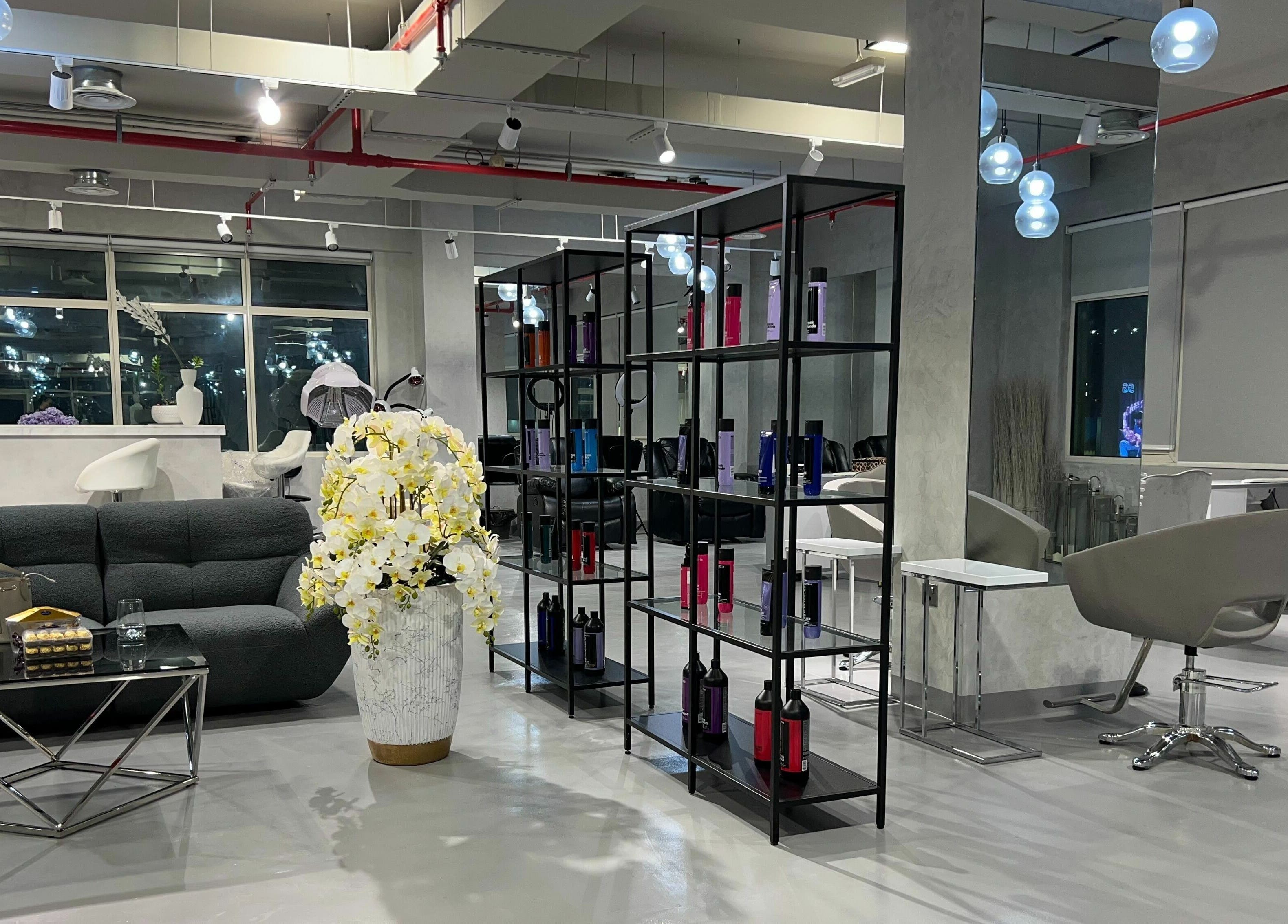 Chic and modern interior of Color Iconic Ladies Salon in Dubai, AE with elegant seating and decor.