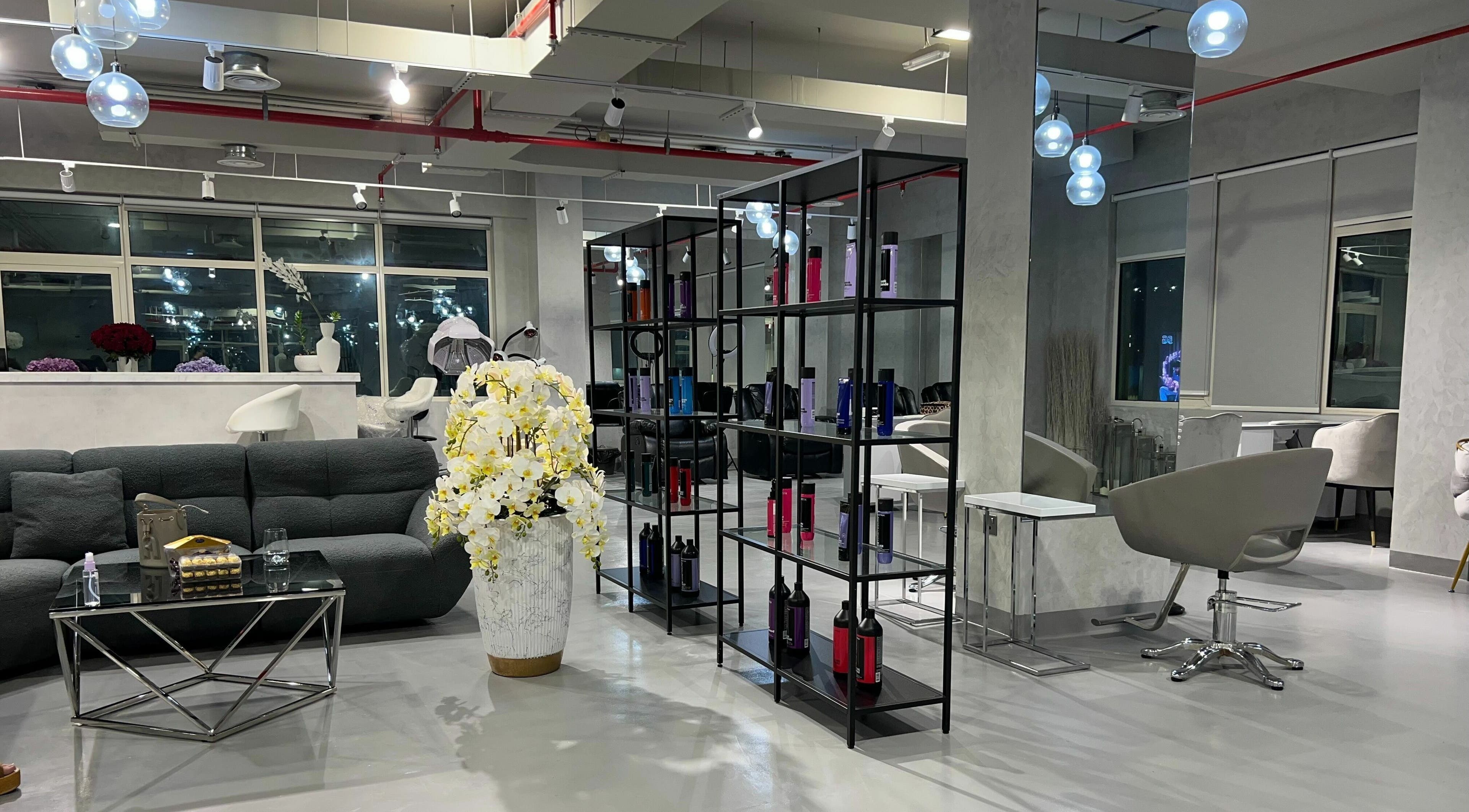 Chic and modern interior of Color Iconic Ladies Salon in Dubai, AE with elegant seating and decor.