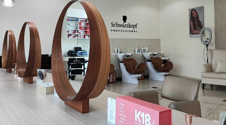Elegant Pose Salon interior in Dubai, Dubai, AE with modern wooden mirrors and hair wash stations.
