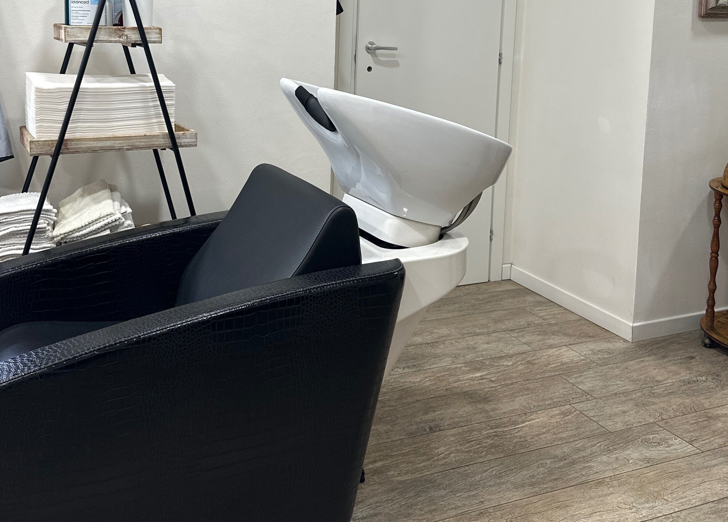 Moderno salone di lavaggio presso Barber Crew 111, Asti, Piemonte, IT, con arredi eleganti.