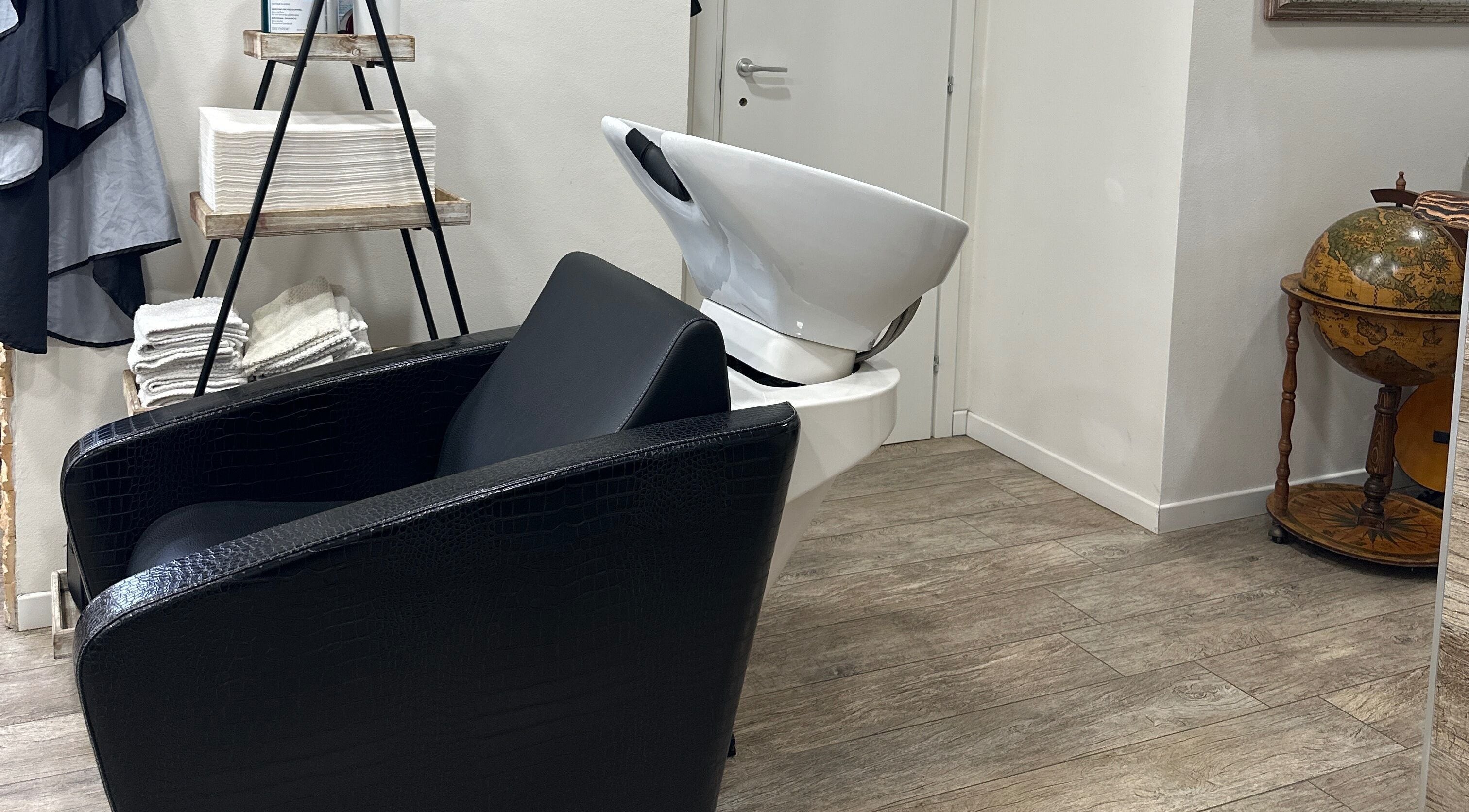 Moderno salone di lavaggio presso Barber Crew 111, Asti, Piemonte, IT, con arredi eleganti.