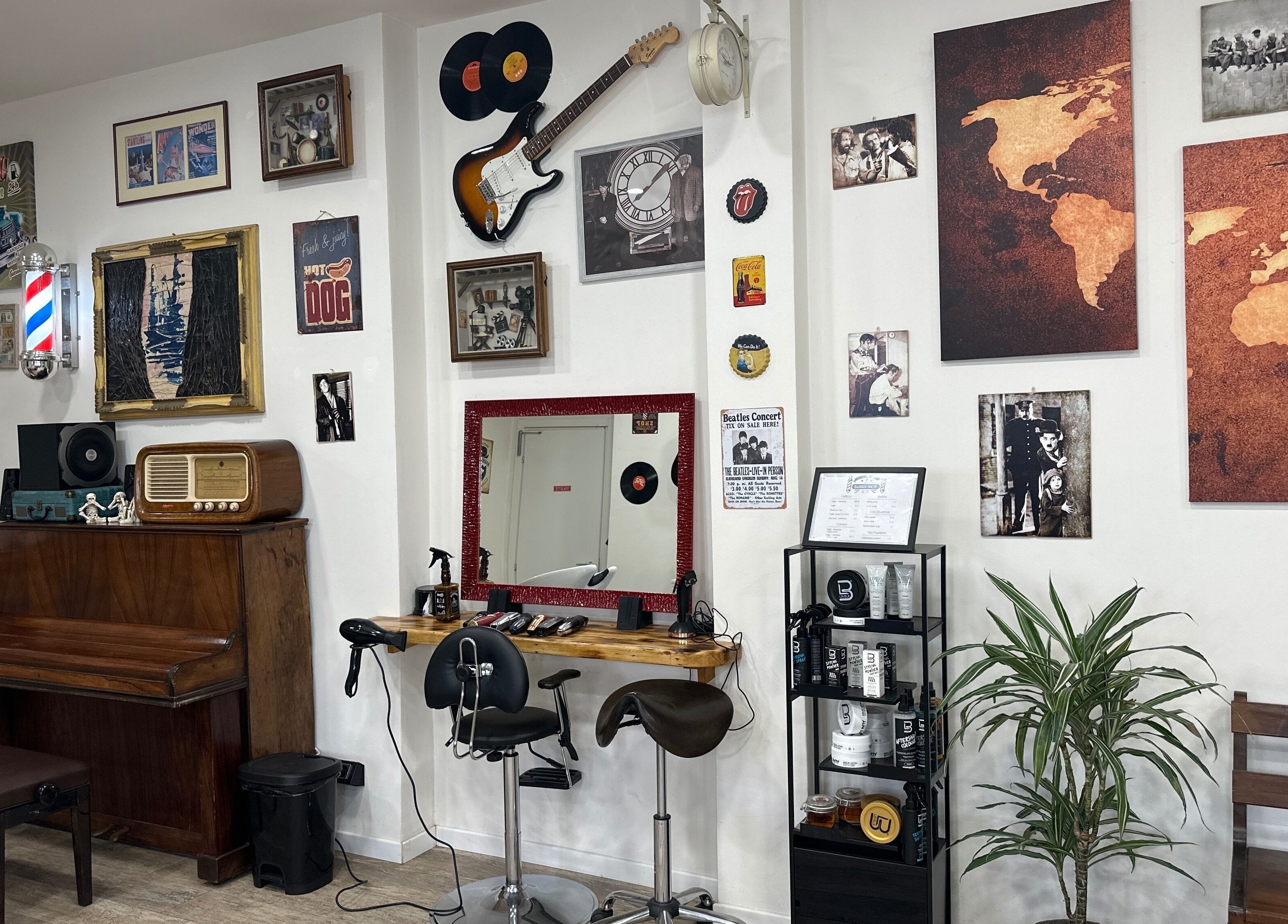 Interno della barberia retrò Barber Crew 111 ad Asti, Piemonte, IT, con arredi vintage e decorazioni d'epoca.