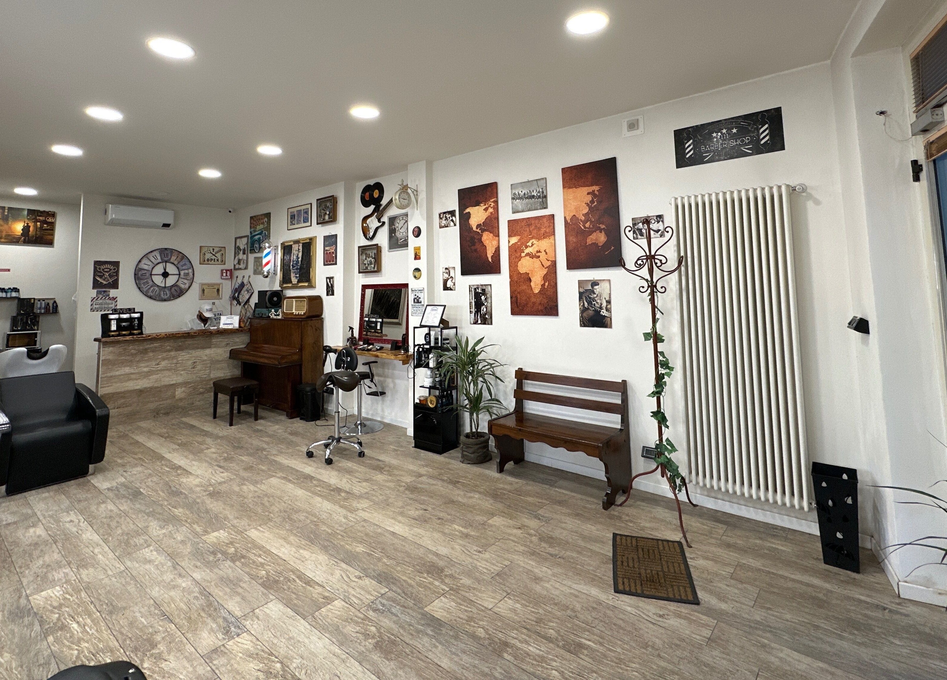 Interno di Barber Crew 111 ad Asti, Piemonte, IT, con arredi eleganti e dettagli artistici.