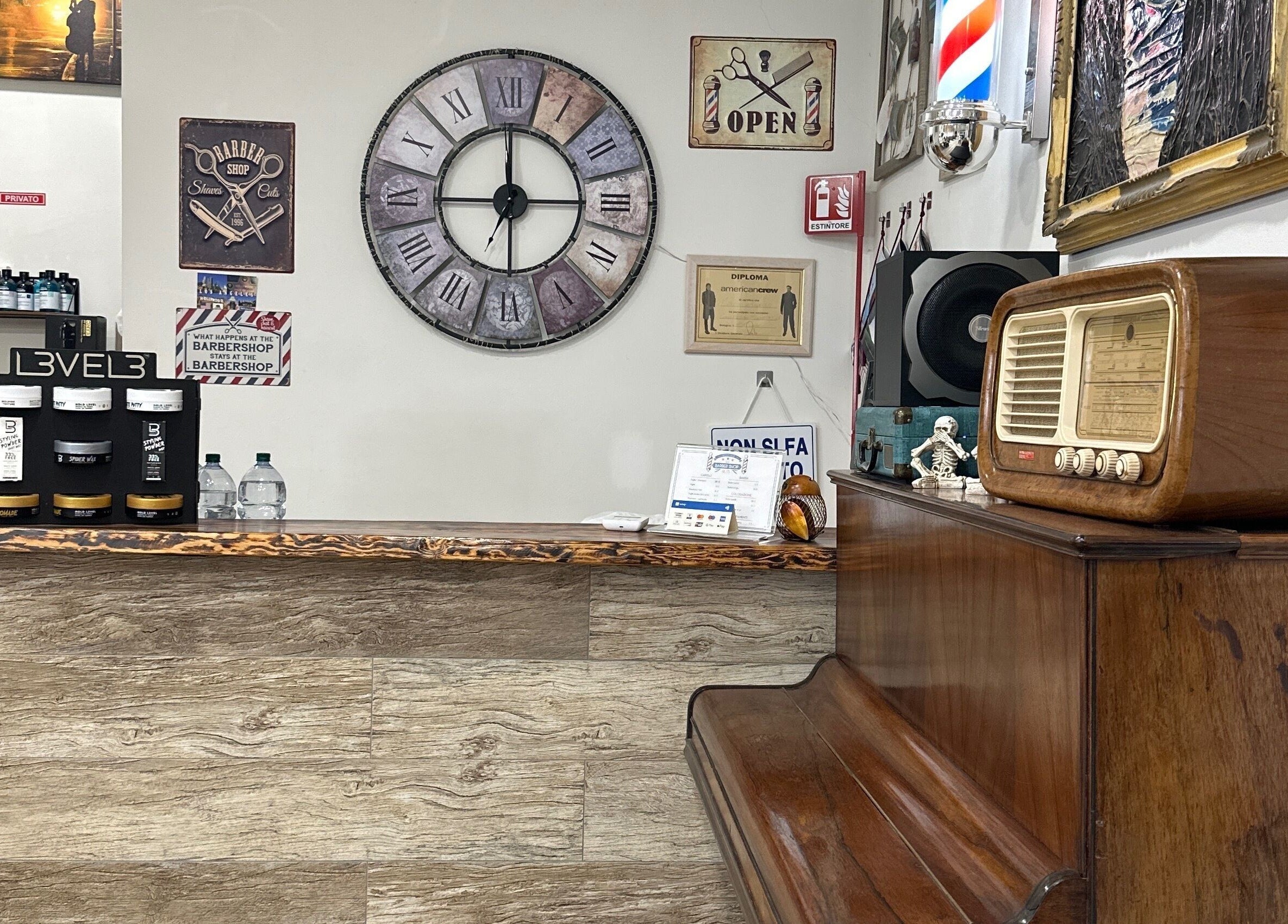 Interno Barber Crew 111 ad Asti, Piemonte, IT, con arredamento vintage.