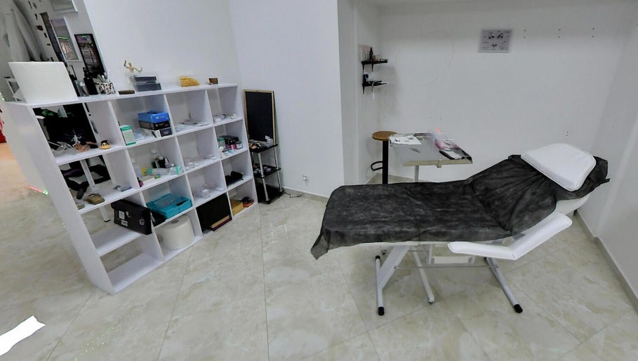 Затишний кабінет в Piercing Hub, Івано-Франківськ, Україна, UA з кушеткою та полицями з інструментами.