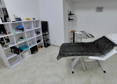 Затишний кабінет в Piercing Hub, Івано-Франківськ, Україна, UA з кушеткою та полицями з інструментами.