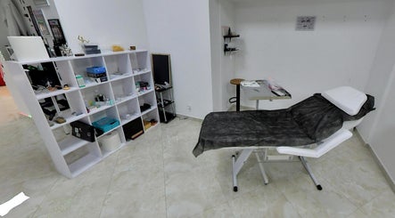 Затишний кабінет в Piercing Hub, Івано-Франківськ, Україна, UA з кушеткою та полицями з інструментами.