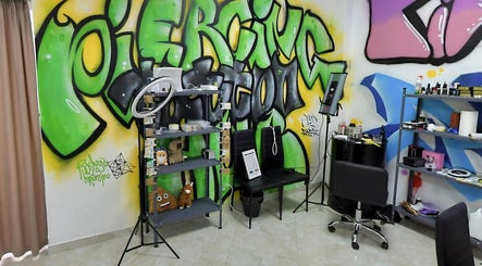 Внутрішній дизайн Piercing Hub у Івано-Франківську, Україна з яскравими графіті стінами.