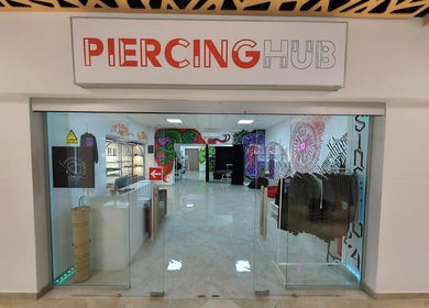 Вхід до Piercing Hub в Івано-франківську, Україна, UA з сучасним дизайном інтер'єру.