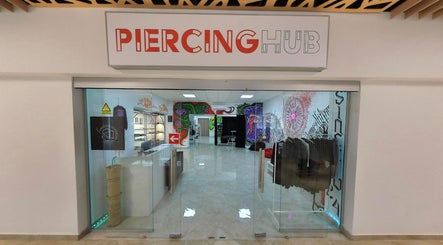 Вхід до Piercing Hub в Івано-франківську, Україна, UA з сучасним дизайном інтер'єру.