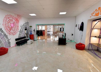 Інтер'єр студії Piercing Hub, Івано-Франківськ, Україна, UA, з яскравими стінами та стильними меблями.