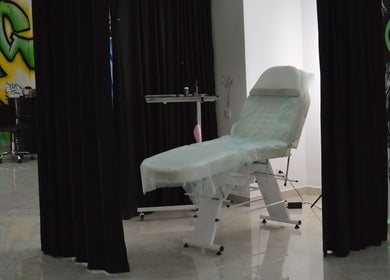 Сучасний стіл в студії Piercing Hub, Івано-Франківськ, Україна, UA, готовий для процедур.