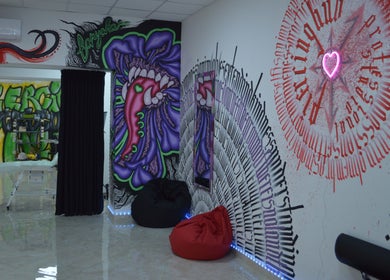 Інтер'єр з графіті в Piercing Hub, Івано-франківськ, Україна, UA з яскравими кольоровими стінами та декором.