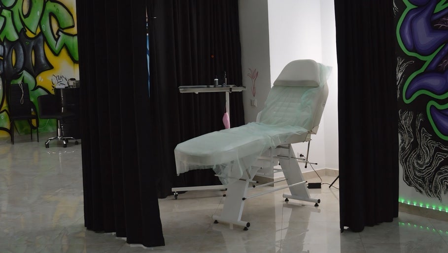 Сучасний кабінет Piercing HuB в Івано-Франківську, Україна, UA, з косметичним кріслом і яскравим інтер'єром.