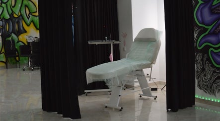 Сучасний кабінет Piercing HuB в Івано-Франківську, Україна, UA, з косметичним кріслом і яскравим інтер'єром.