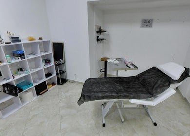 Затишний кабінет у Piercing HuB, Івано-Франківськ, Україна, з сучасними меблями та обладнанням.