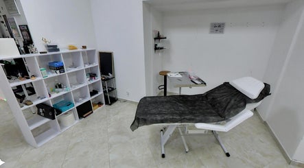 Затишний кабінет у Piercing HuB, Івано-Франківськ, Україна, з сучасними меблями та обладнанням.