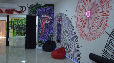Кольорове мистецтво на стінах в Piercing HuB, Івано-Франківськ, Україна, UA.