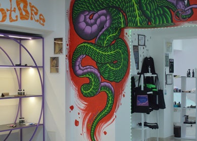 Інтер'єр Piercing HuB, Івано-франківськ, Україна, UA, з кольоровим фрескою та сучасними полицями.
