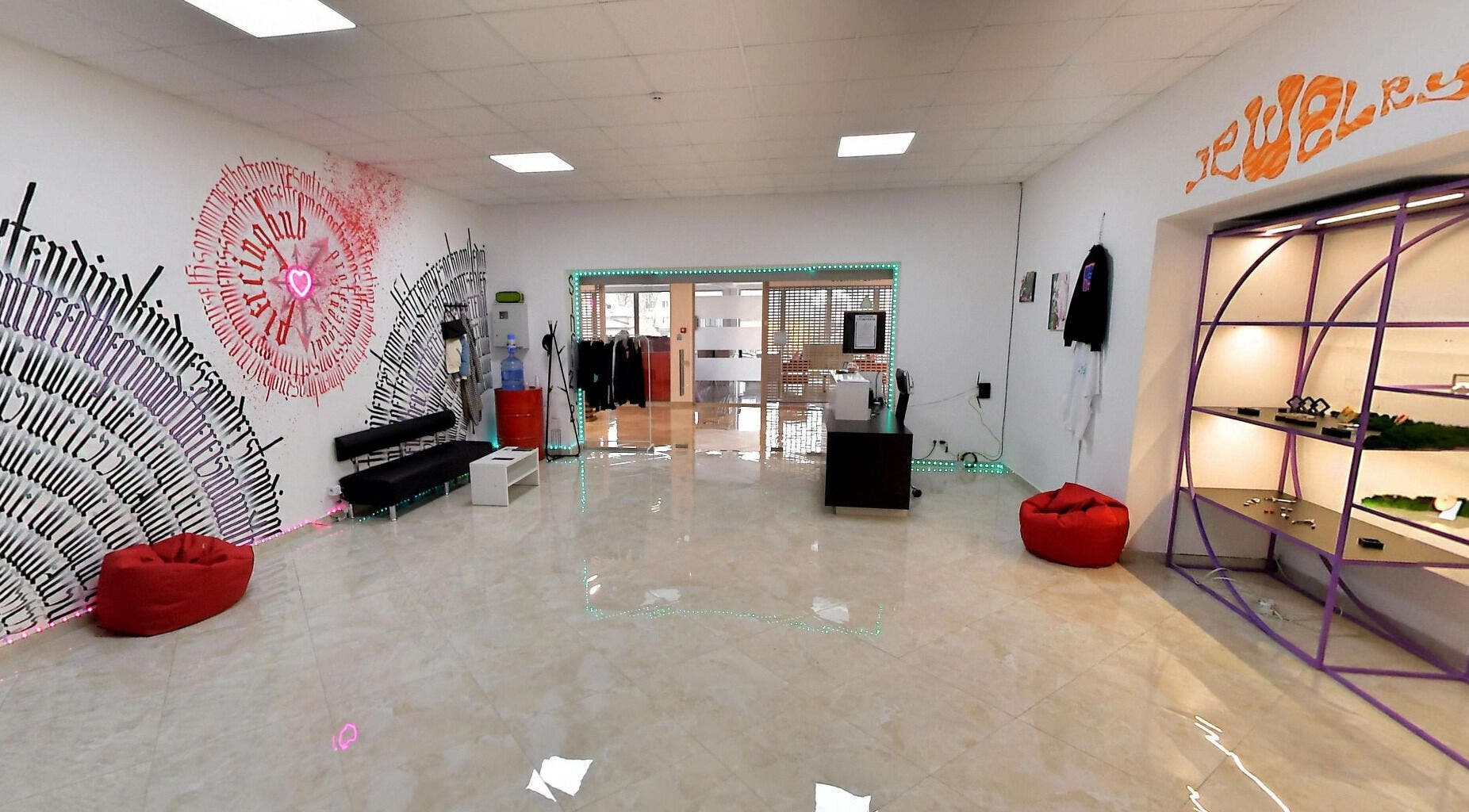 Елегантний інтер'єр PiercingHuB в Івано-франківськ, Україна, UA з сучасним декором.