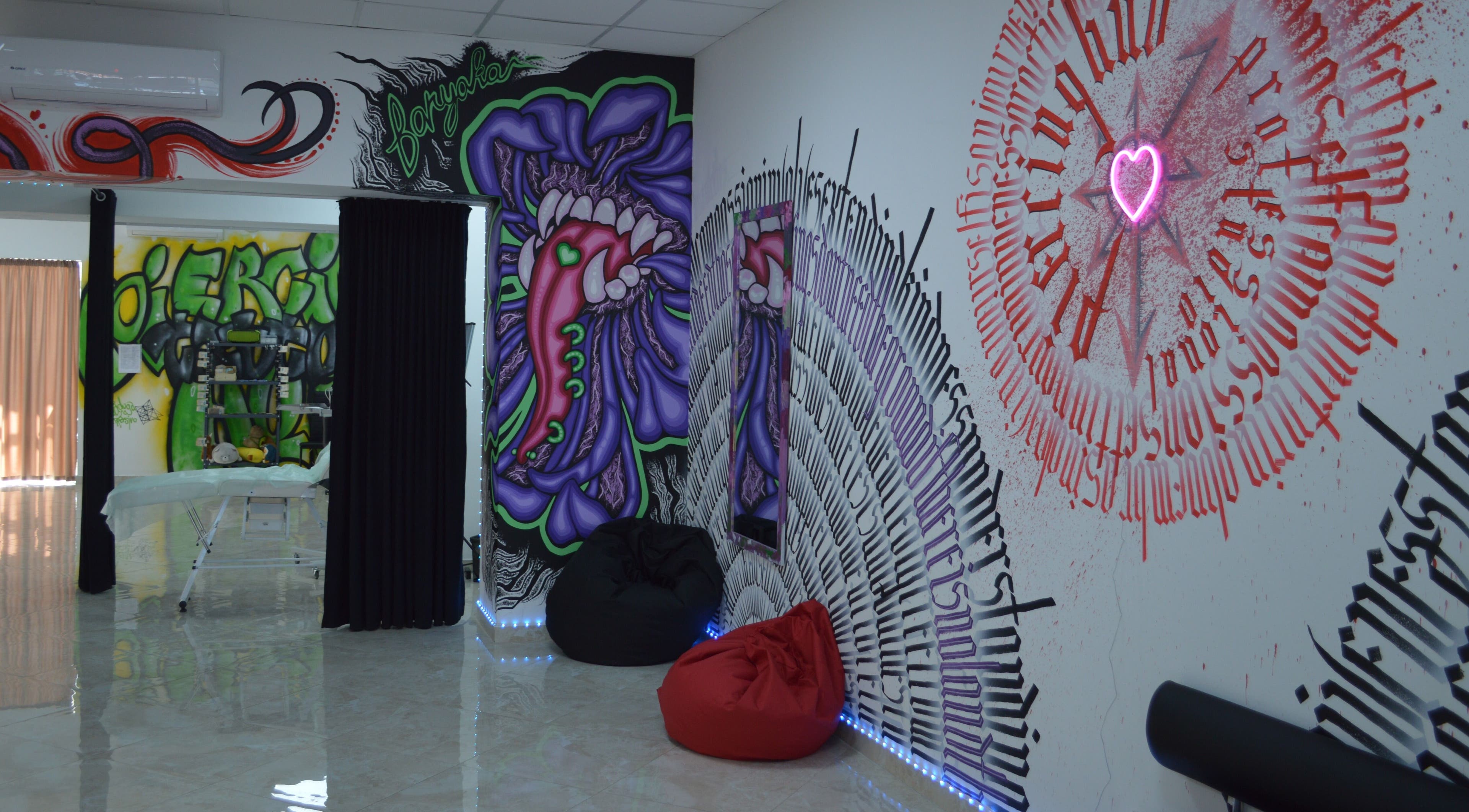 Кольорові настінні малюнки в PiercingHuB, Івано-Франківськ, Україна, UA створюють унікальну атмосферу студії.