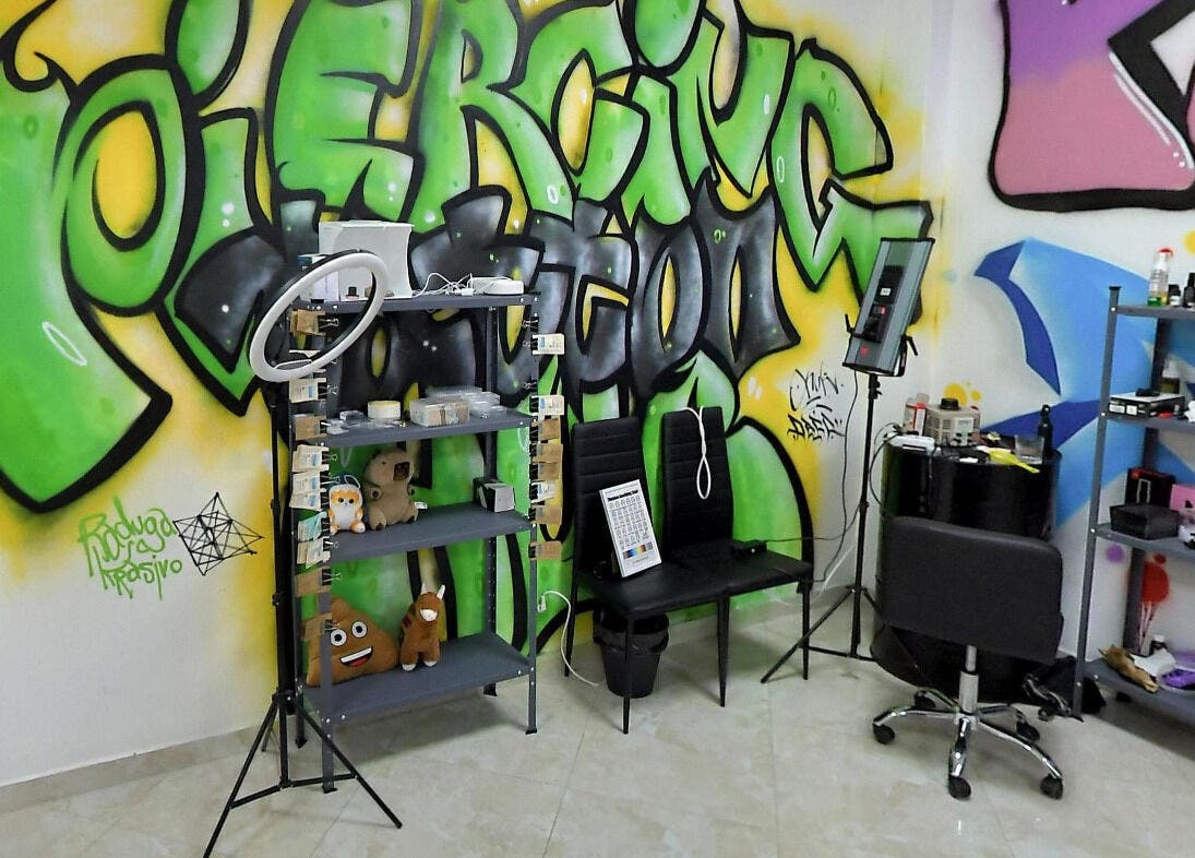 Креативний інтер'єр PiercingHuB в Івано-Франківську, Україна, UA з яскравими графіті.