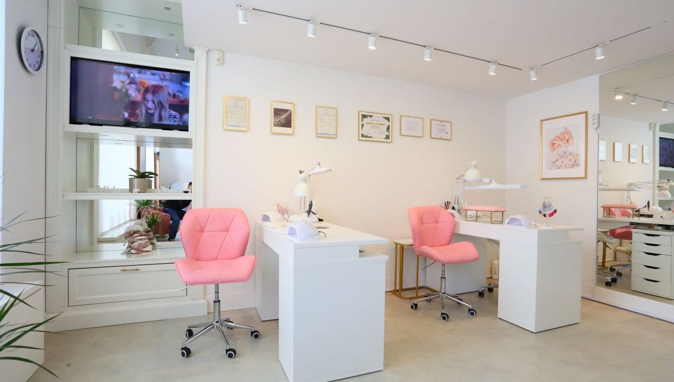 Sodobno oblikovan salon Studio Tri Krasne z roza stoli v Ljubljani, Ljubljana, SI.