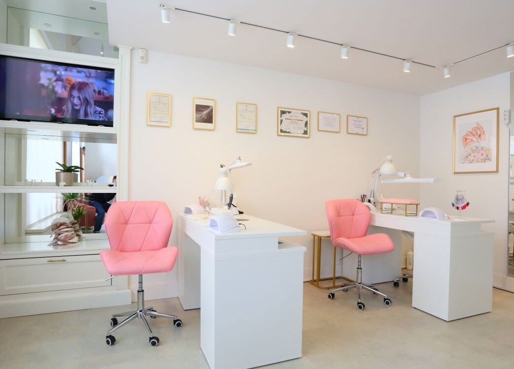 Sodobno oblikovan salon Studio Tri Krasne z roza stoli v Ljubljani, Ljubljana, SI.