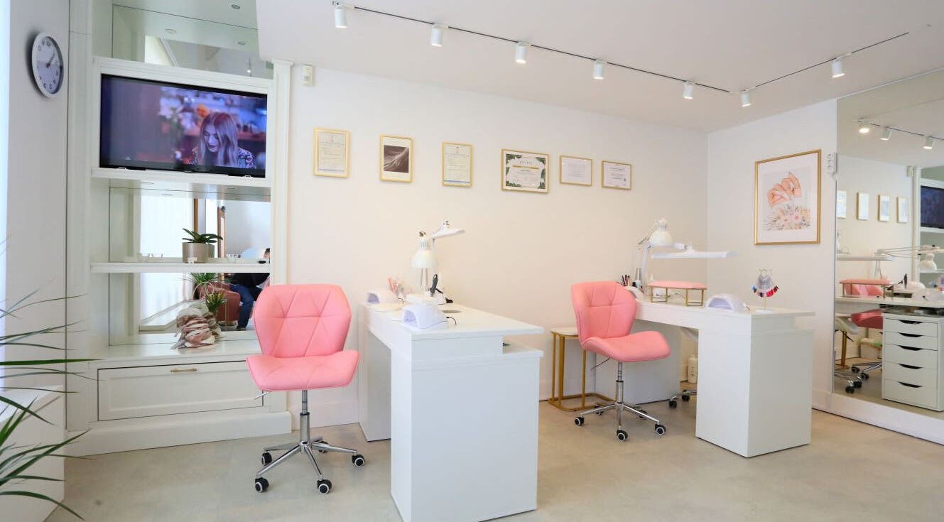 Sodobno oblikovan salon Studio Tri Krasne z roza stoli v Ljubljani, Ljubljana, SI.