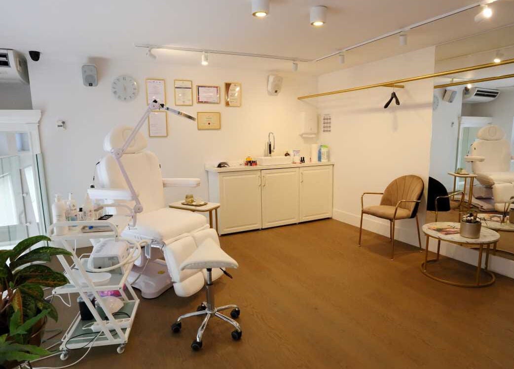 Studio Tri Krasne v Ljubljani ponuja eleganten spa ambient z udobnim estetskim stolom in sodobno opremo.