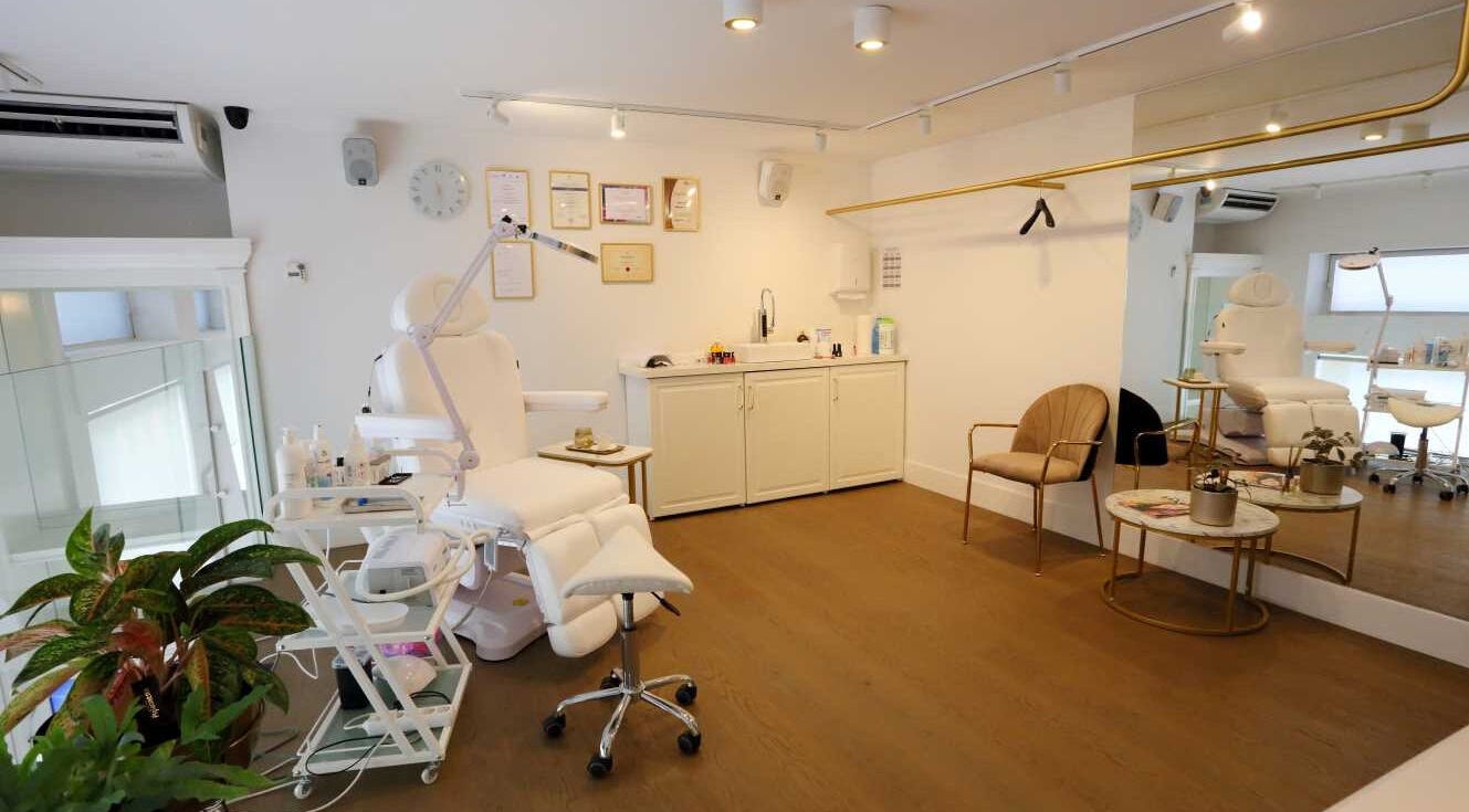 Studio Tri Krasne v Ljubljani ponuja eleganten spa ambient z udobnim estetskim stolom in sodobno opremo.