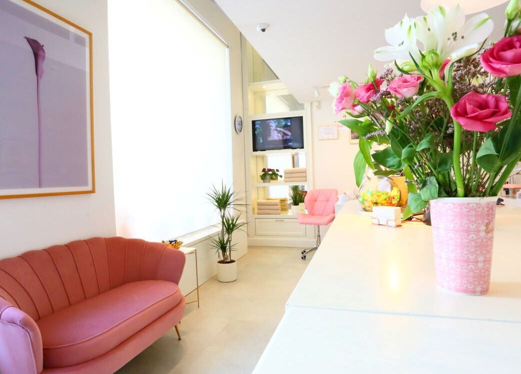 Sproščujoč ambient Studio Tri Krasne v Ljubljani z elegantnim rožnatim pohištvom in cvetličnimi aranžmaji.
