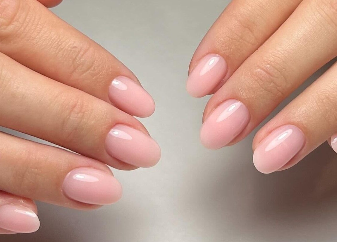 Nežno rožnati nohti na rokah v Studio Tri Krasne, Ljubljana, Ljubljana, SI.