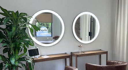 Stylish vanity mirrors at Toma Head Spa Orlando in Lake Mary, Florida, US, enhancing modern beauty ambiance.