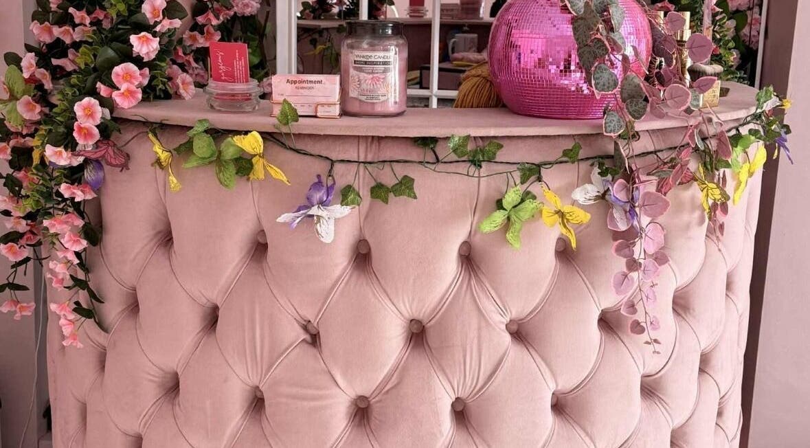 Elegant floral-decorated reception at Platinum Empire, Newcastle upon Tyne, England, GB for a welcoming ambiance.