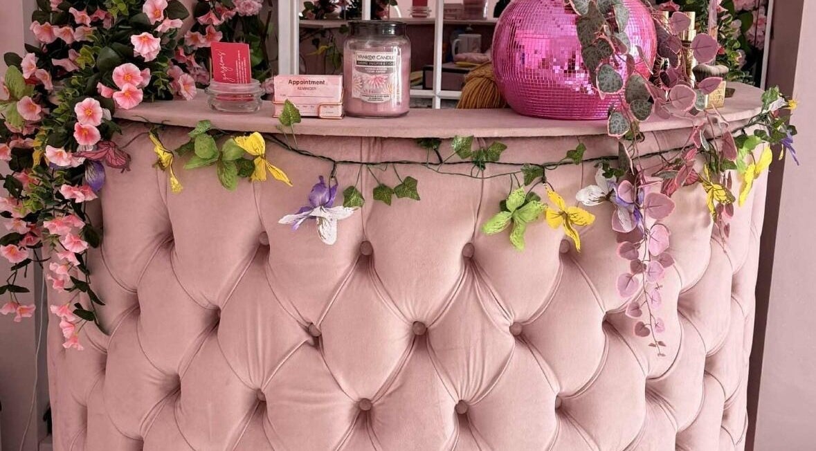 Elegant floral-decorated reception at Platinum Empire, Newcastle upon Tyne, England, GB for a welcoming ambiance.