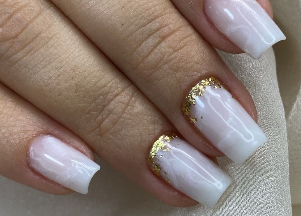 Elegant white nails with gold accents at Studio Karla Horrana, Amsterdam, Noord-Holland, NL.