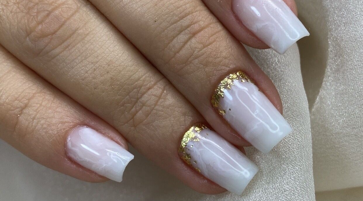 Elegant white nails with gold accents at Studio Karla Horrana, Amsterdam, Noord-Holland, NL.