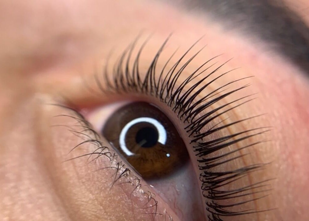 Close-up of enhanced eyelashes at Studio Karla Horrana, Amsterdam, Noord-Holland, NL for elegant beauty.