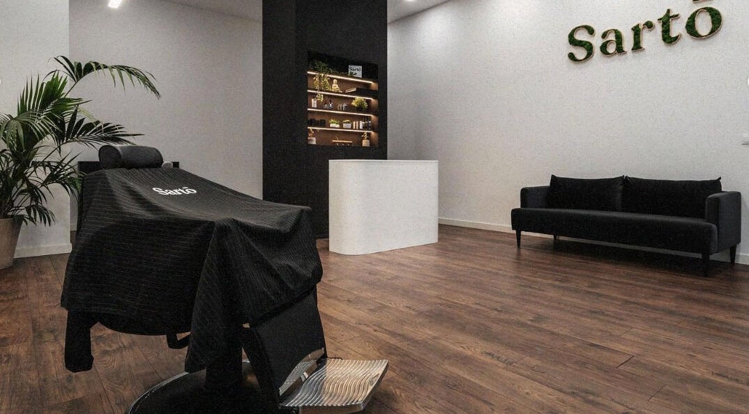 Sala acogedora y moderna en Sarto, Arteixo, ES, con sillón, planta y mostrador.