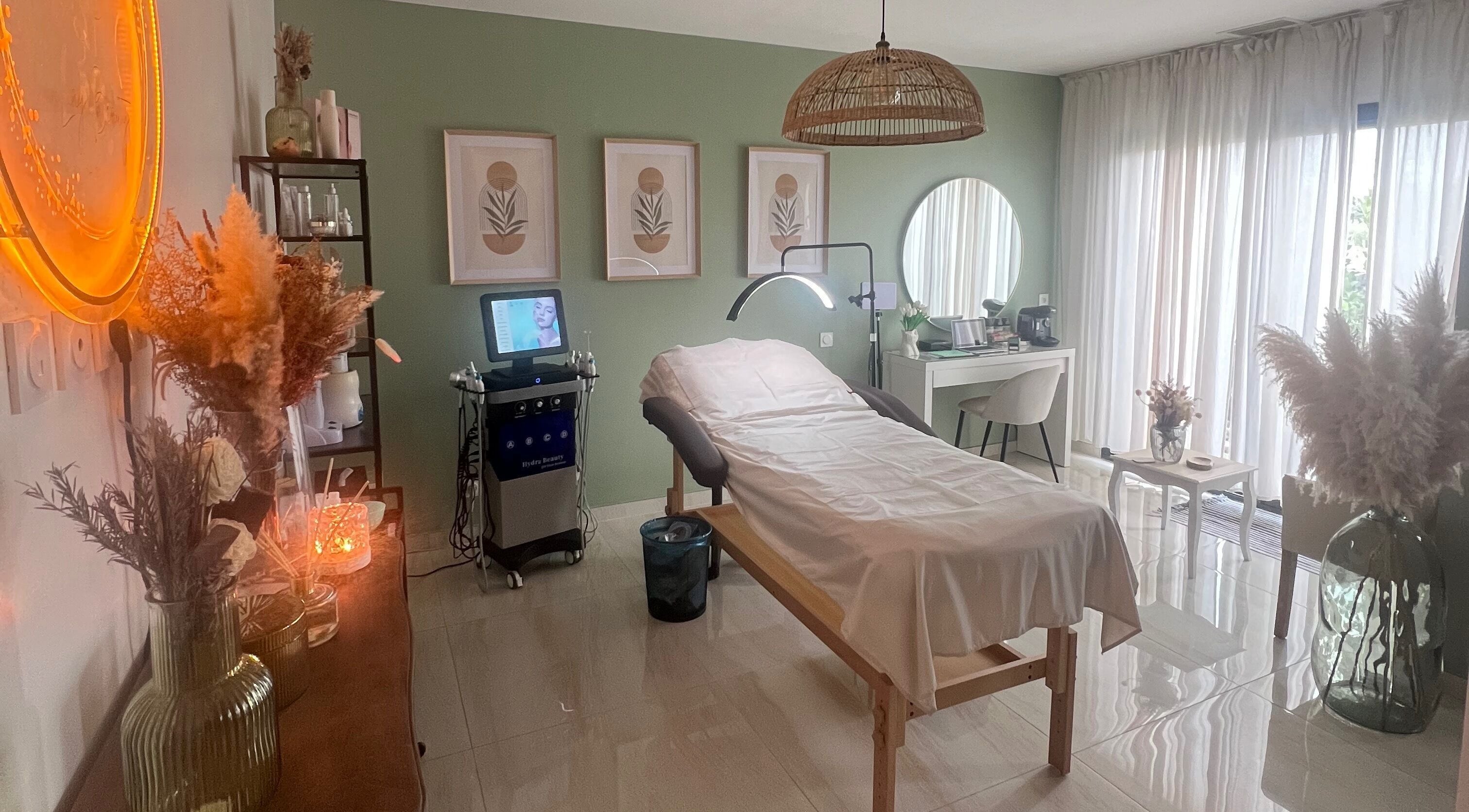 Intérieur apaisant de Lay Beauty 66 à Pia, Occitanie, FR, avec lit et décor naturel.