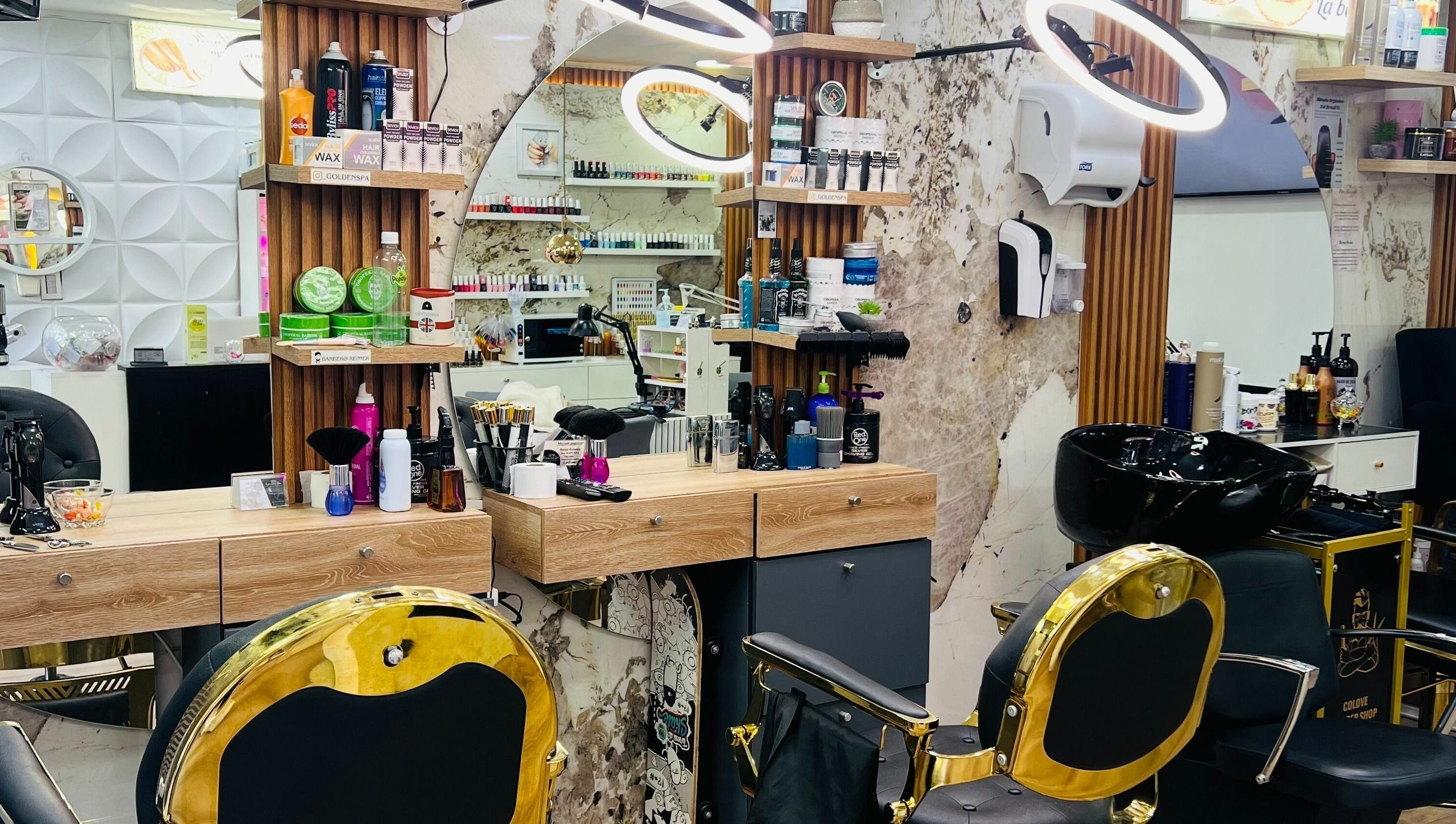 Interior moderno de goldenspa en Viña Del Mar, Valparaíso, CL, mostrando sillas y tocador elegante.