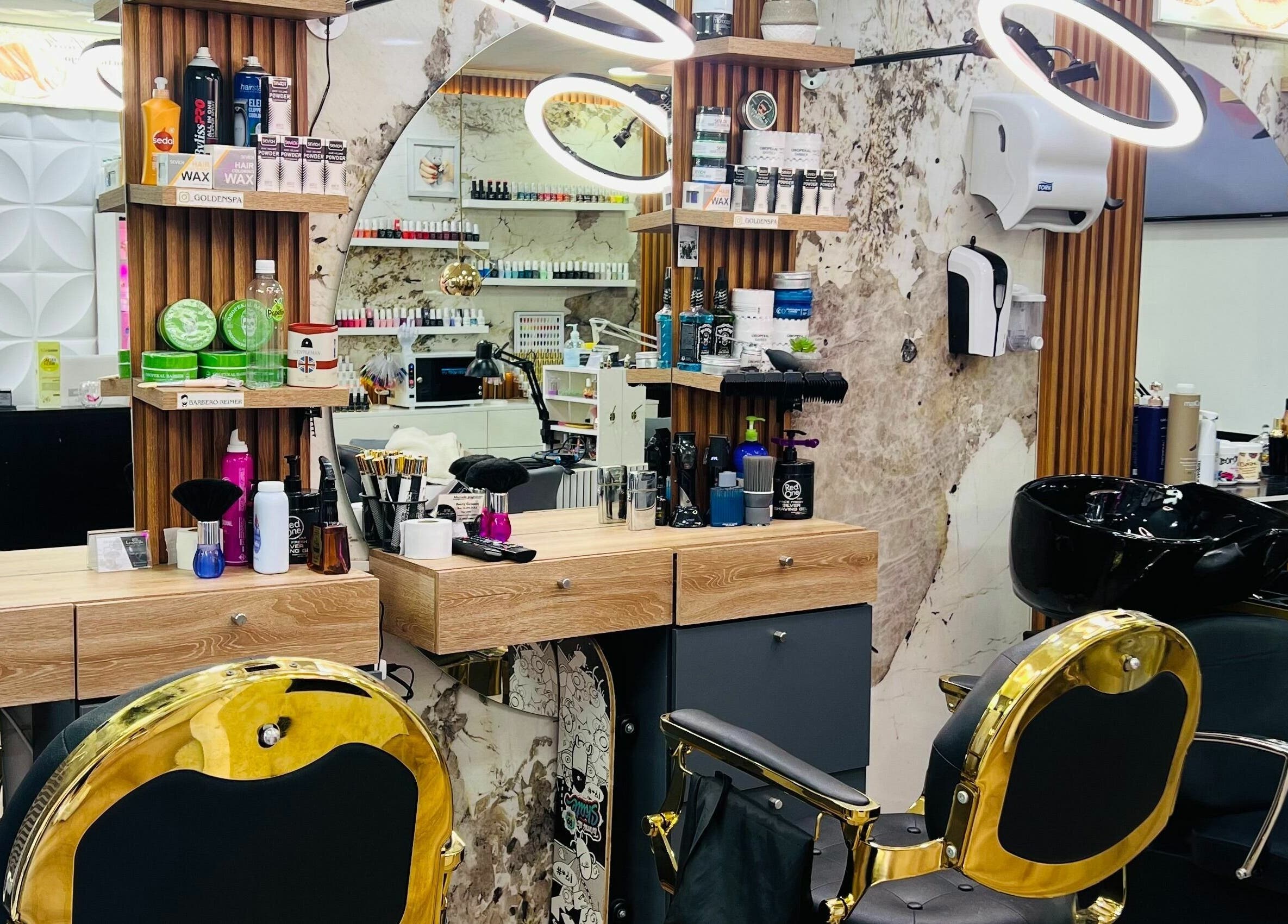 Interior moderno de goldenspa en Viña Del Mar, Valparaíso, CL, mostrando sillas y tocador elegante.