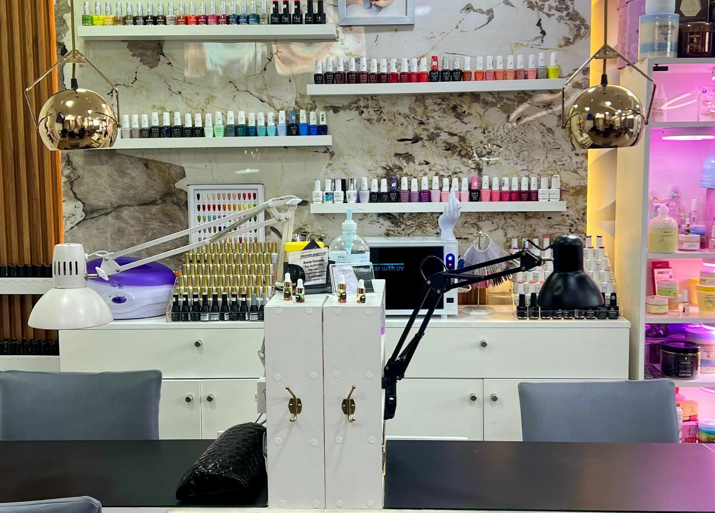 Mesa de manicura en goldenspa, Viña Del Mar, Valparaíso, CL, con amplia gama de esmaltes y accesorios.