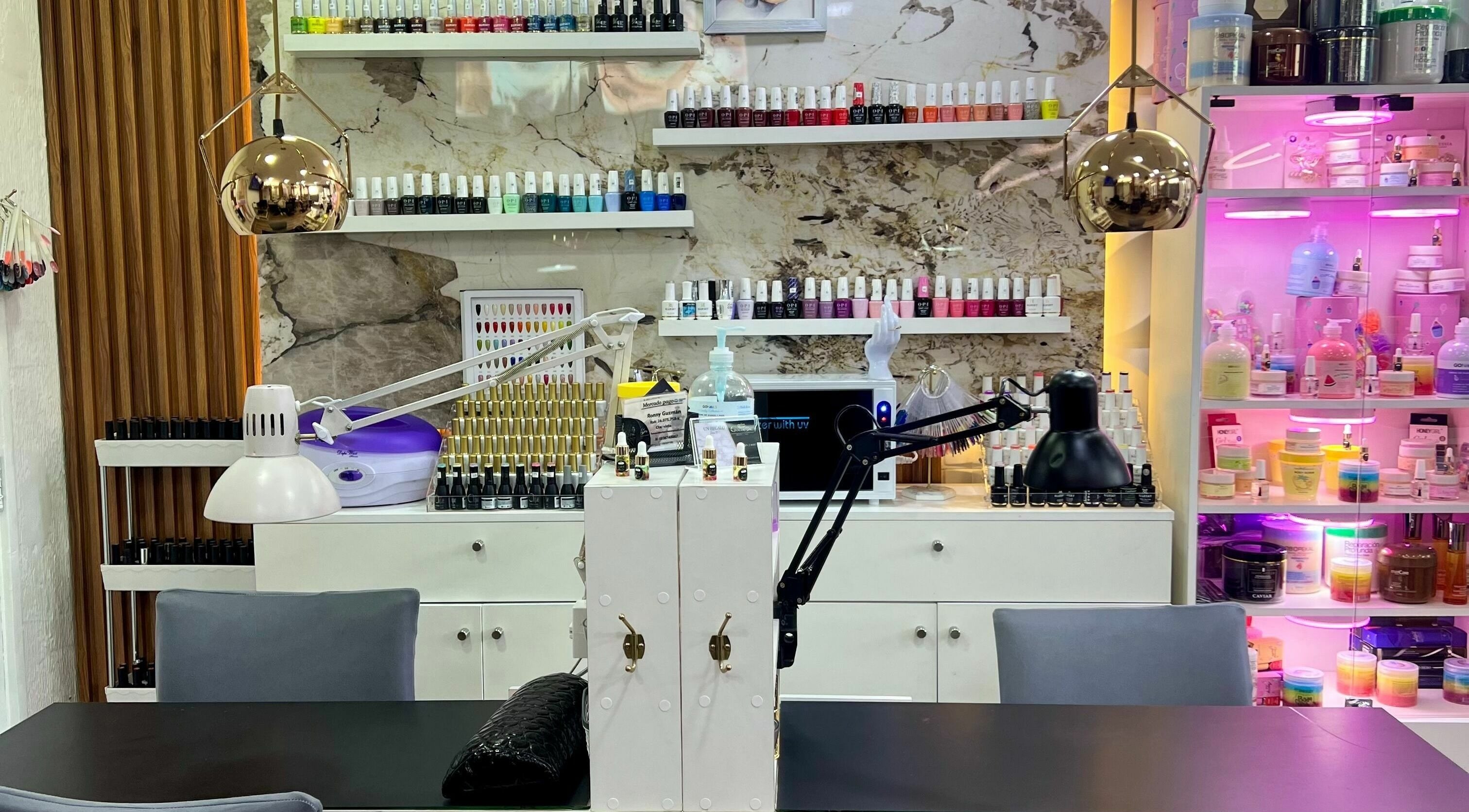 Mesa de manicura en goldenspa, Viña Del Mar, Valparaíso, CL, con amplia gama de esmaltes y accesorios.