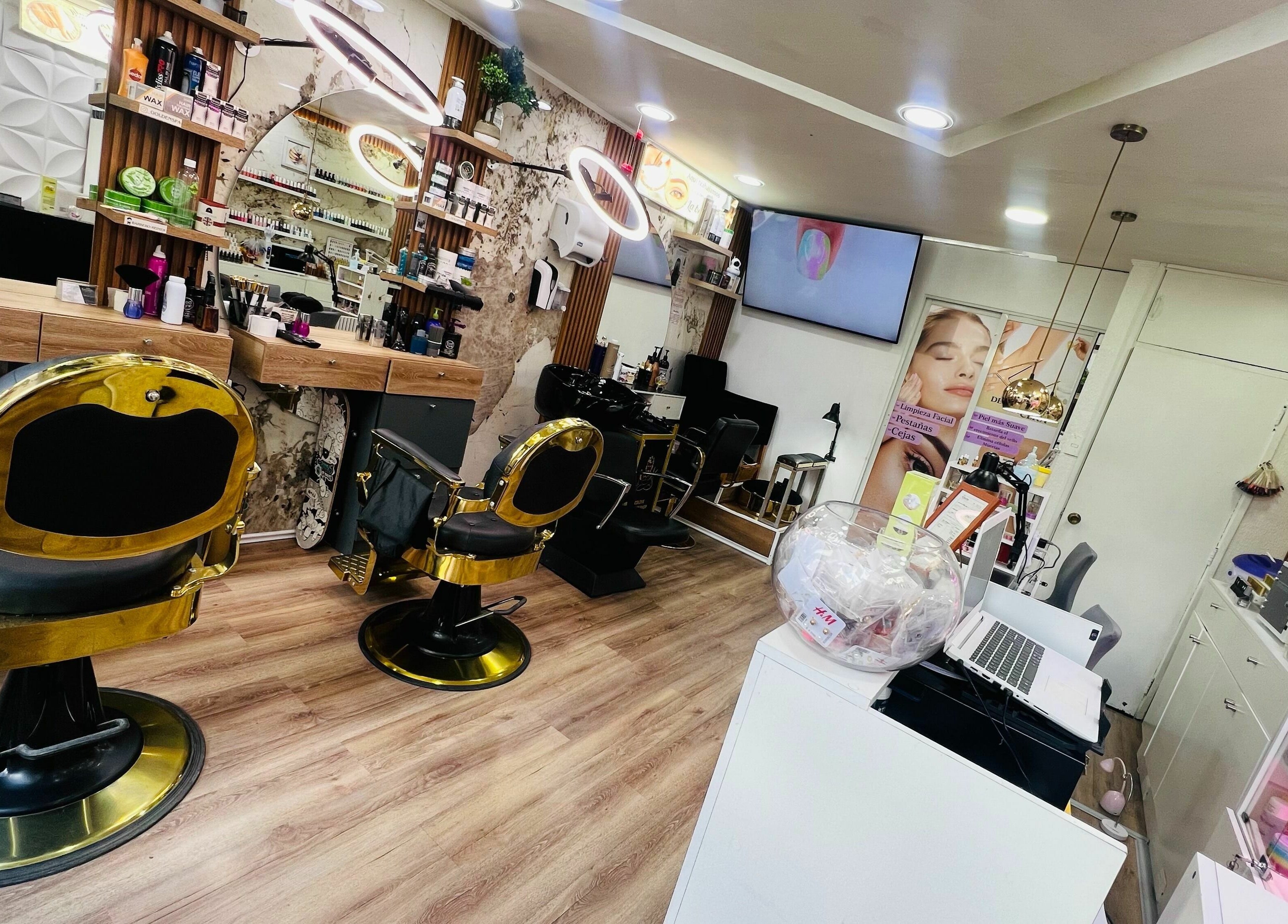 Interior moderno de goldenspa en Viña Del Mar, Valparaíso, CL con sillas doradas y productos de belleza.